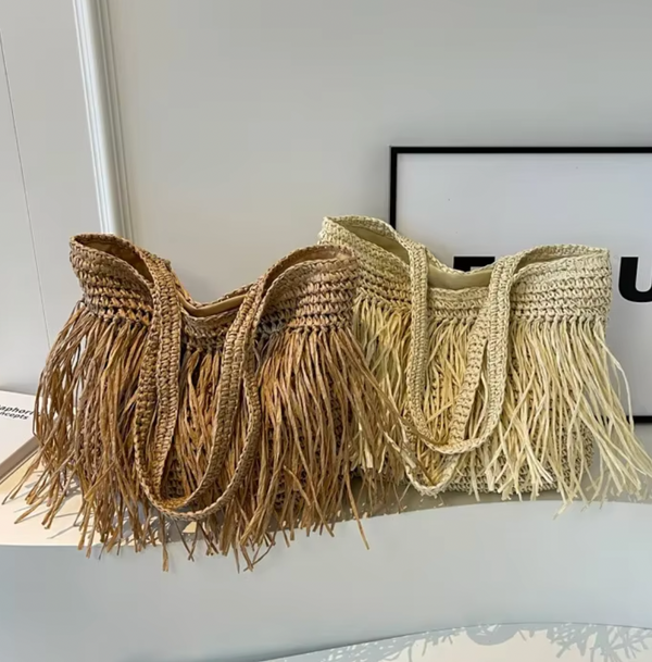 BRIANE STRAW TASSLE BEACH BAG