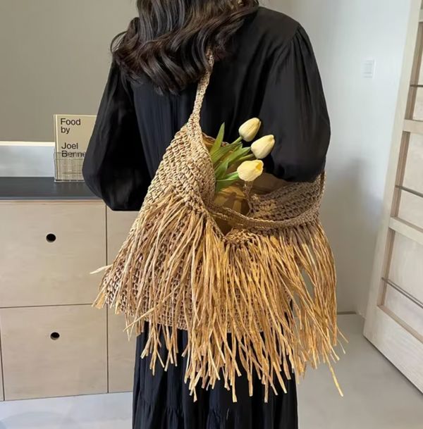 BRIANE STRAW TASSLE BEACH BAG