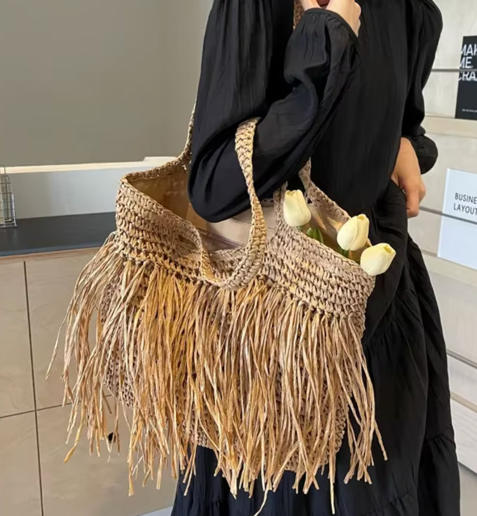 BRIANE STRAW TASSLE BEACH BAG