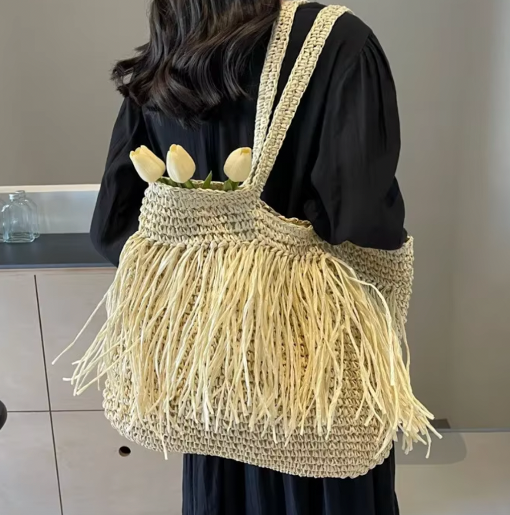 BRIANE STRAW TASSLE BEACH BAG