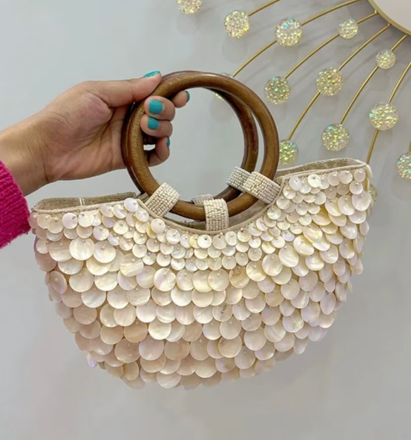 SHANNA SHELL BAG WITH WOODEN HANDLES